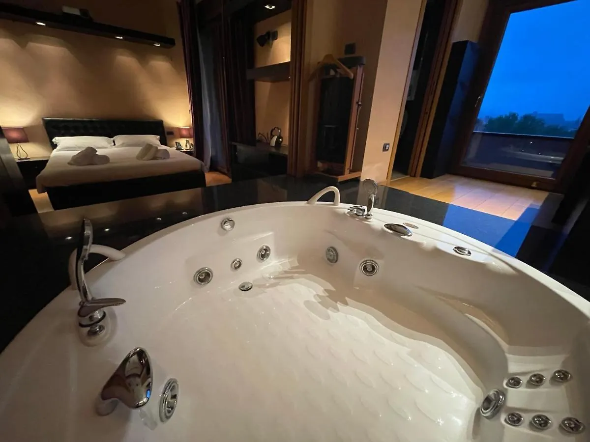 Attico Con Vista Spettacolare E Jacuzzi Apartment Bologna 0*,  Italy